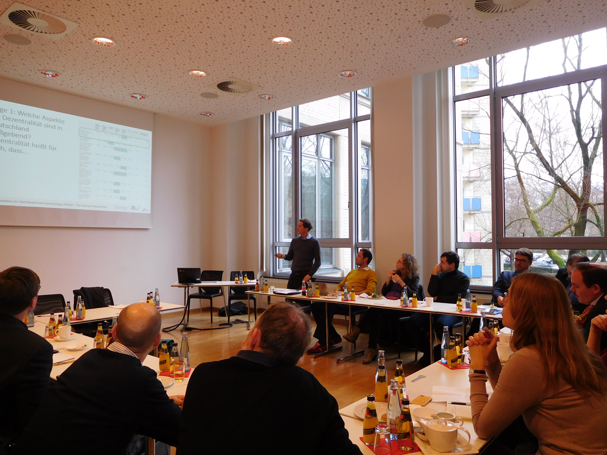 Fabian Zuber of l°energy (standing) presents results of a survey on decentralized energy supply. | © Image: RLI