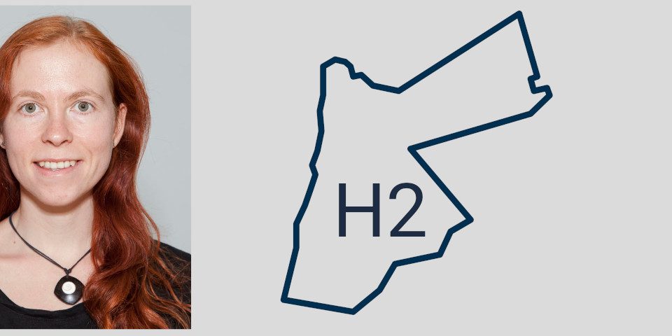 Ein Porträt von Catherina Cader neben dem Umriss des Landes Jordanien, in dem H2 steht.