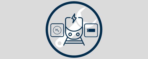 Das Bild zeigt eine schematische Darstellung: Ein elektrischer Zug in einem Kreis, links des Zuges ein Symbol für Wasserstoff, rechts des Zuges ein Batteriesymbol. Hinter dem Zug liegt ein Schraubenschlüssel.