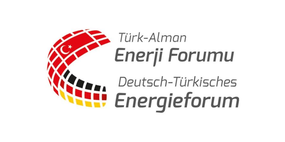 Das Bild zeigt eine Deutsch-Türkische Fahne und den Schriftzug Deutsch-Türkisches Energie-Forum auf Deutsch und Türkisch.