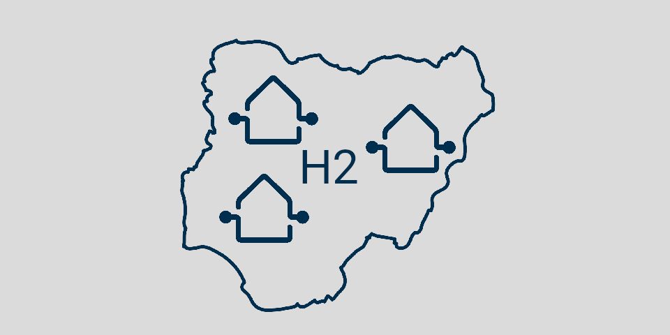 Das Bild zeigt eine schematische Darstellung. Den Umriss von NIgeria, ind em sich drei Häuser mit Anschlüssen befinden, in der Mitte das Wort H2 für Wasserstoff.