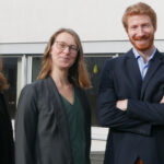 Das Foto zeigt Juliane Arriens, Christine Kühnel, Jakob Gemassmer und Kathrin Goldammer nebeneinander auf der Dachterrasse des Instituts.