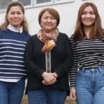 Das Bild zeigt die drei Gastwissenschaftlerinnen aus Kasachstan nebeneinander im Dachgarten des RLI.
