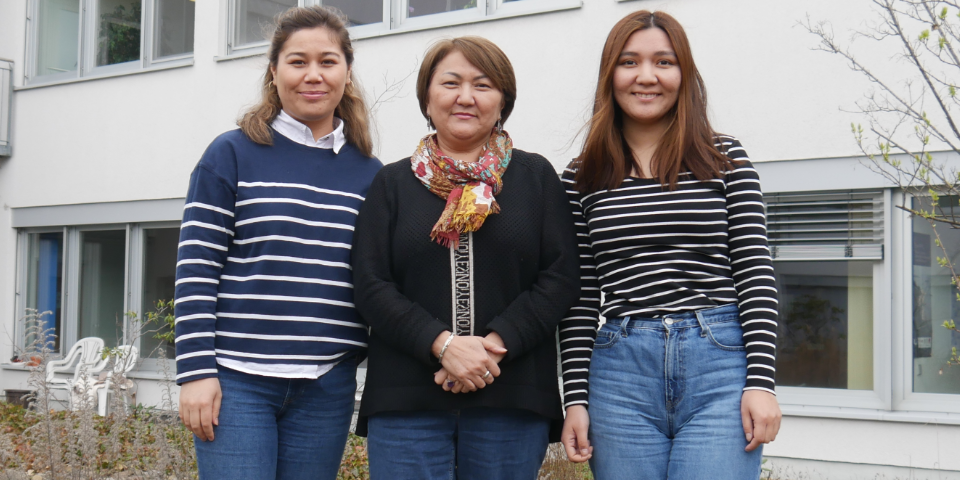 Das Bild zeigt die drei Gastwissenschaftlerinnen aus Kasachstan nebeneinander im Dachgarten des RLI.