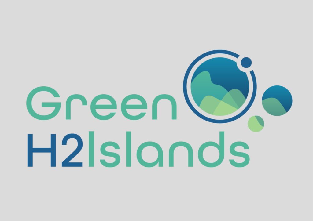 Das Bild zeigt einen Schriftzug: Green H2Islands. Das H2 ist blau, die weitere Schrift grün. Daneben sind drei Blasen mit einem grün-blauen Muster zu sehen.